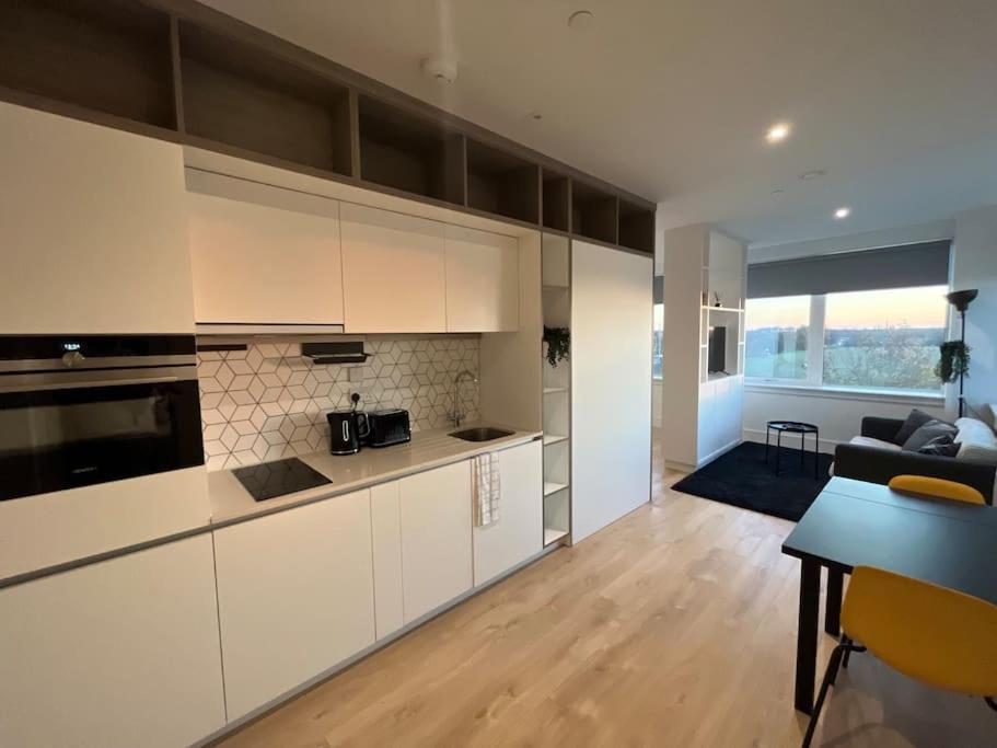 Luxx & Suites, London Heathrow Airport, Terminal 4, Piccadilly Underground Train Station Nearby! Apartment Hillingdon