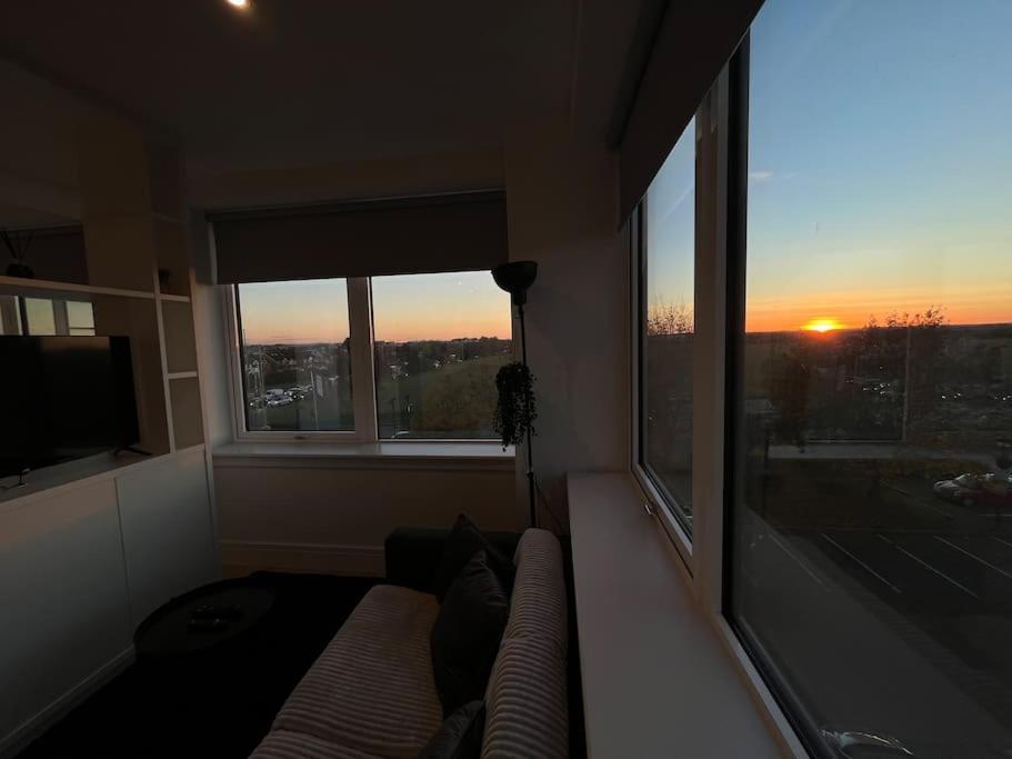 Luxx & Suites, London Heathrow Airport, Terminal 4, Piccadilly Underground Train Station Nearby! Apartment