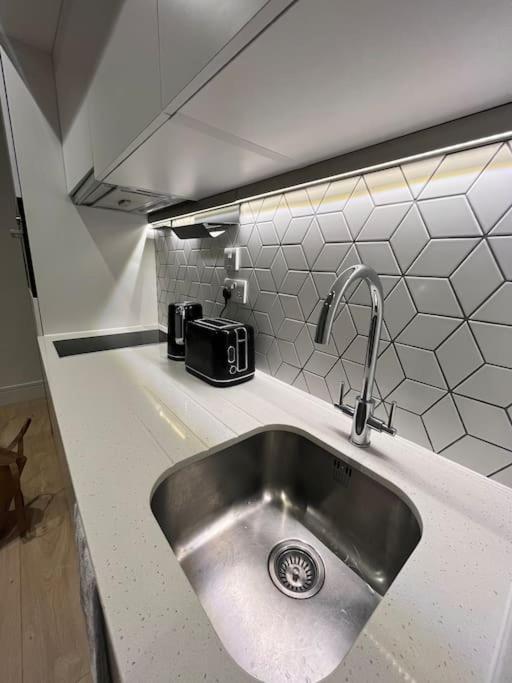 Apartment Luxx & Suites, London Heathrow Airport, Terminal 4, Piccadilly Underground Train Station Nearby! Hillingdon