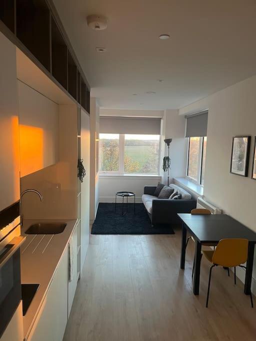 Luxx & Suites, London Heathrow Airport, Terminal 4, Piccadilly Underground Train Station Nearby! Hillingdon