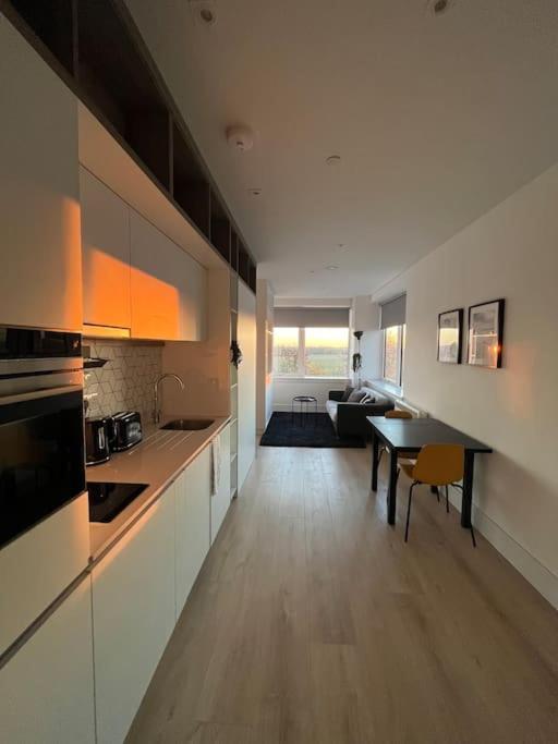 Apartment Luxx & Suites, London Heathrow Airport, Terminal 4, Piccadilly Underground Train Station Nearby! *