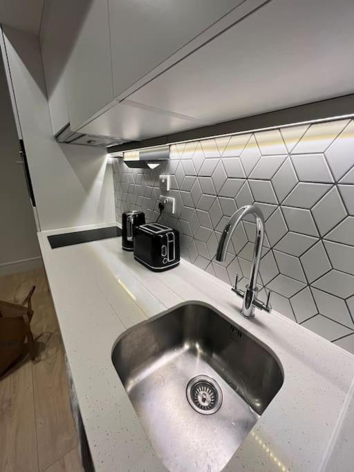 Luxx & Suites, London Heathrow Airport, Terminal 4, Piccadilly Underground Train Station Nearby! Apartment *