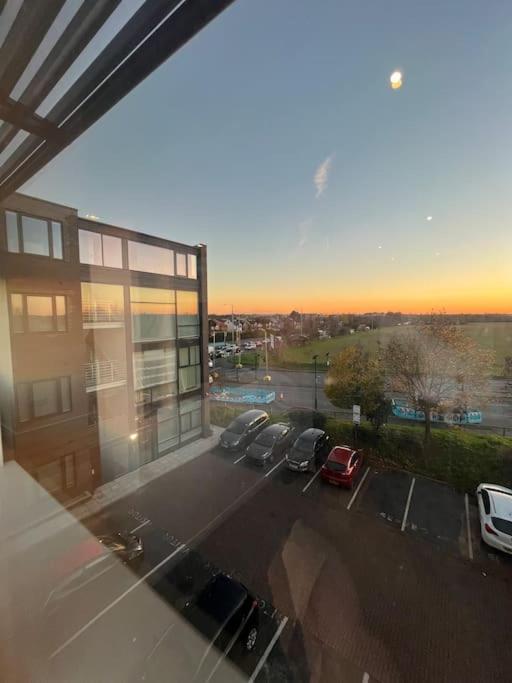 Apartment Luxx & Suites, London Heathrow Airport, Terminal 4, Piccadilly Underground Train Station Nearby! Hillingdon