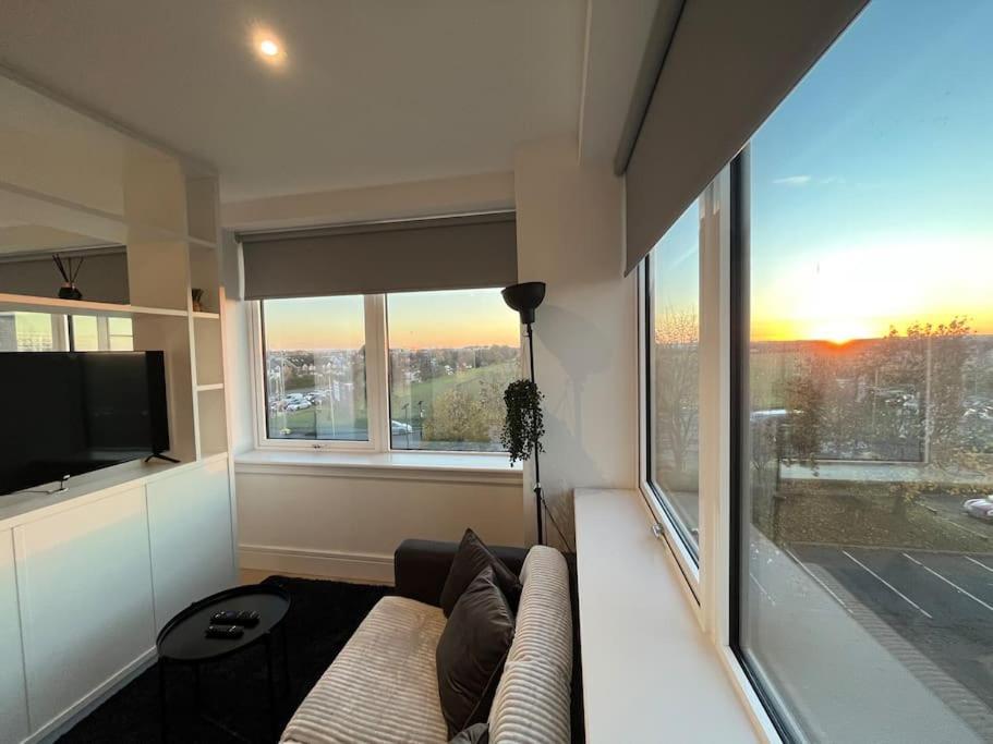 Luxx & Suites, London Heathrow Airport, Terminal 4, Piccadilly Underground Train Station Nearby! Hillingdon