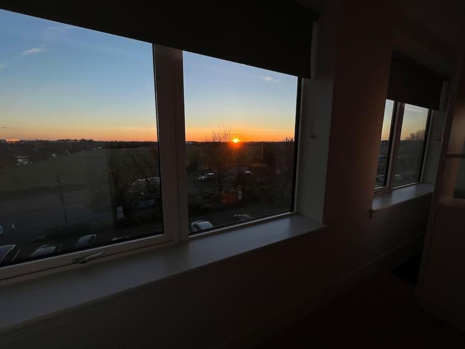 Luxx & Suites, London Heathrow Airport, Terminal 4, Piccadilly Underground Train Station Nearby! Apartment