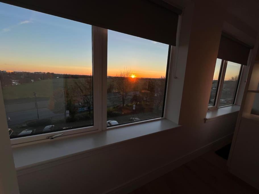 Luxx & Suites, London Heathrow Airport, Terminal 4, Piccadilly Underground Train Station Nearby! Apartment *