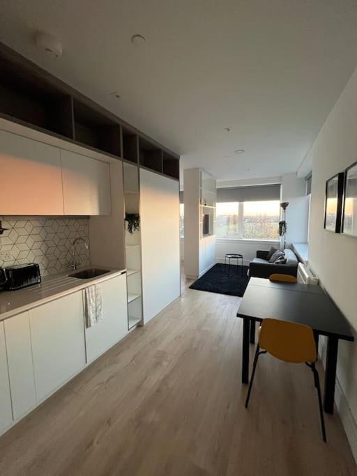 Apartment Luxx & Suites, London Heathrow Airport, Terminal 4, Piccadilly Underground Train Station Nearby! Hillingdon