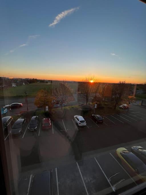 Luxx & Suites, London Heathrow Airport, Terminal 4, Piccadilly Underground Train Station Nearby! Apartment Hillingdon