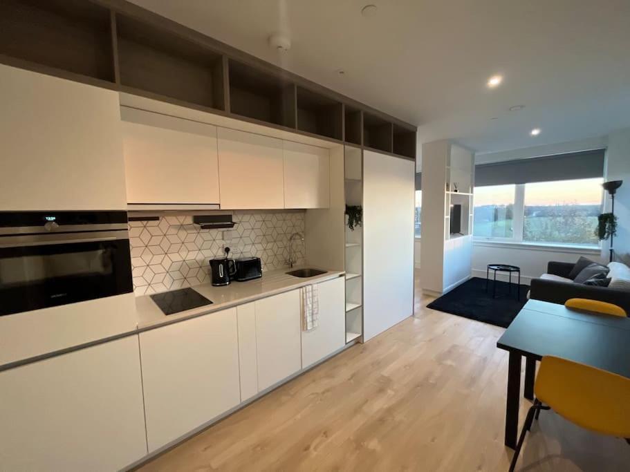 Luxx & Suites, London Heathrow Airport, Terminal 4, Piccadilly Underground Train Station Nearby! Hillingdon
