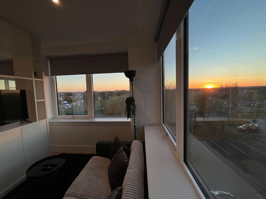 Apartment Luxx & Suites, London Heathrow Airport, Terminal 4, Piccadilly Underground Train Station Nearby!