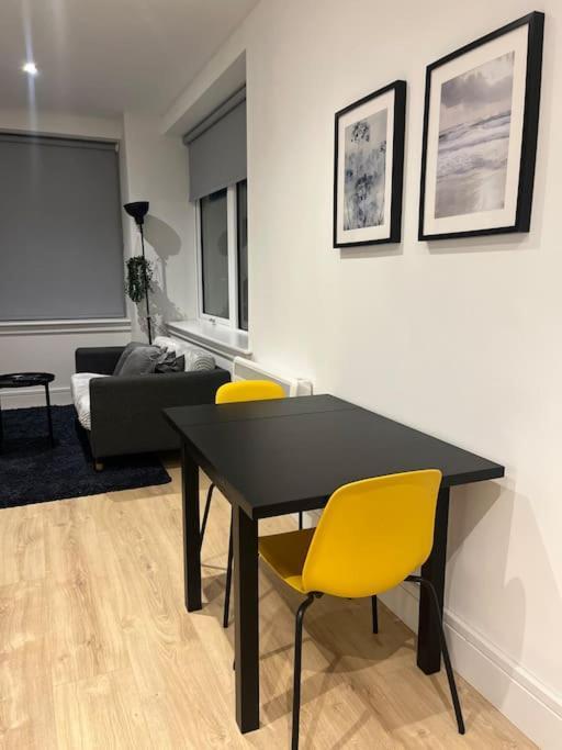 Luxx & Suites, London Heathrow Airport, Terminal 4, Piccadilly Underground Train Station Nearby! *