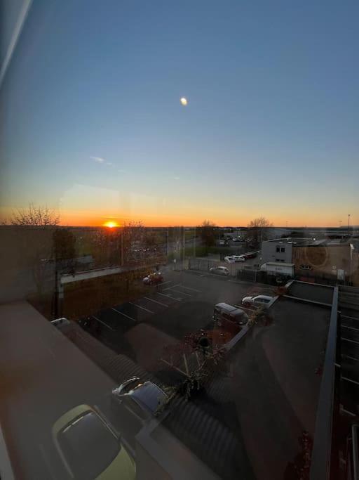 Apartment Luxx & Suites, London Heathrow Airport, Terminal 4, Piccadilly Underground Train Station Nearby! Hillingdon