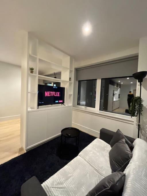Luxx & Suites, London Heathrow Airport, Terminal 4, Piccadilly Underground Train Station Nearby! Hillingdon