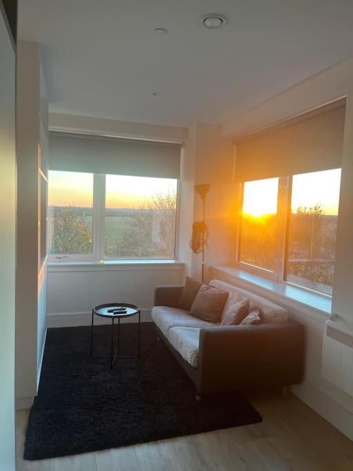 Apartment Luxx & Suites, London Heathrow Airport, Terminal 4, Piccadilly Underground Train Station Nearby! *