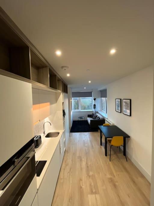 Luxx & Suites, London Heathrow Airport, Terminal 4, Piccadilly Underground Train Station Nearby! Apartment