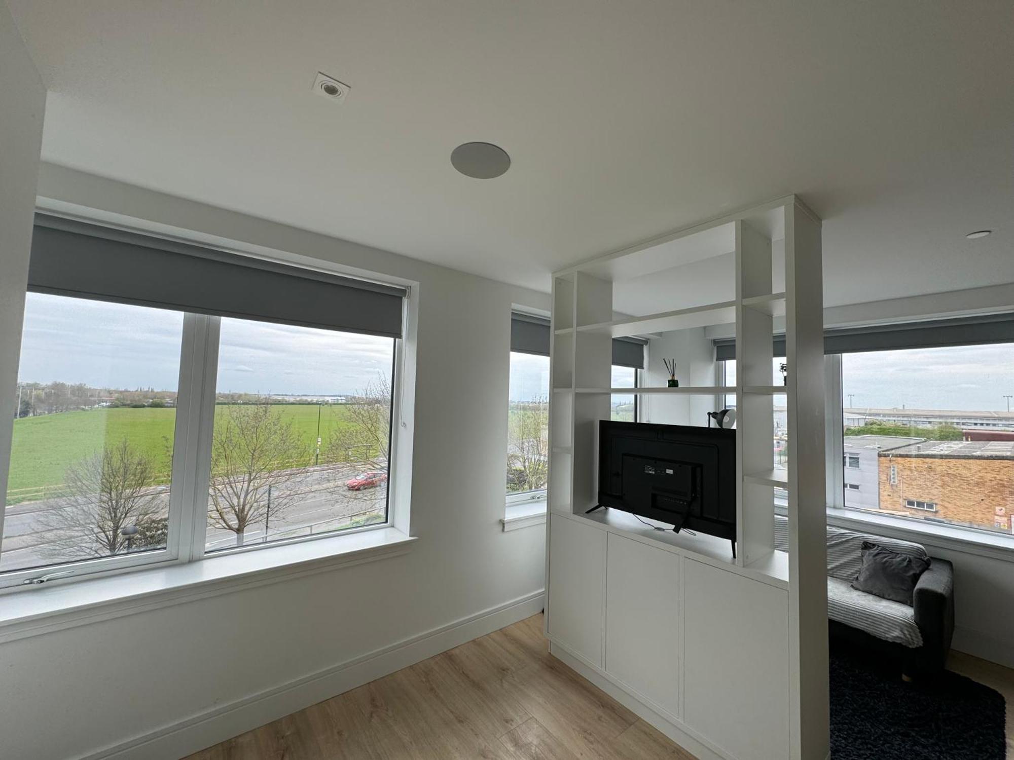 Luxx & Suites, London Heathrow Airport, Terminal 4, Piccadilly Underground Train Station Nearby! Hillingdon