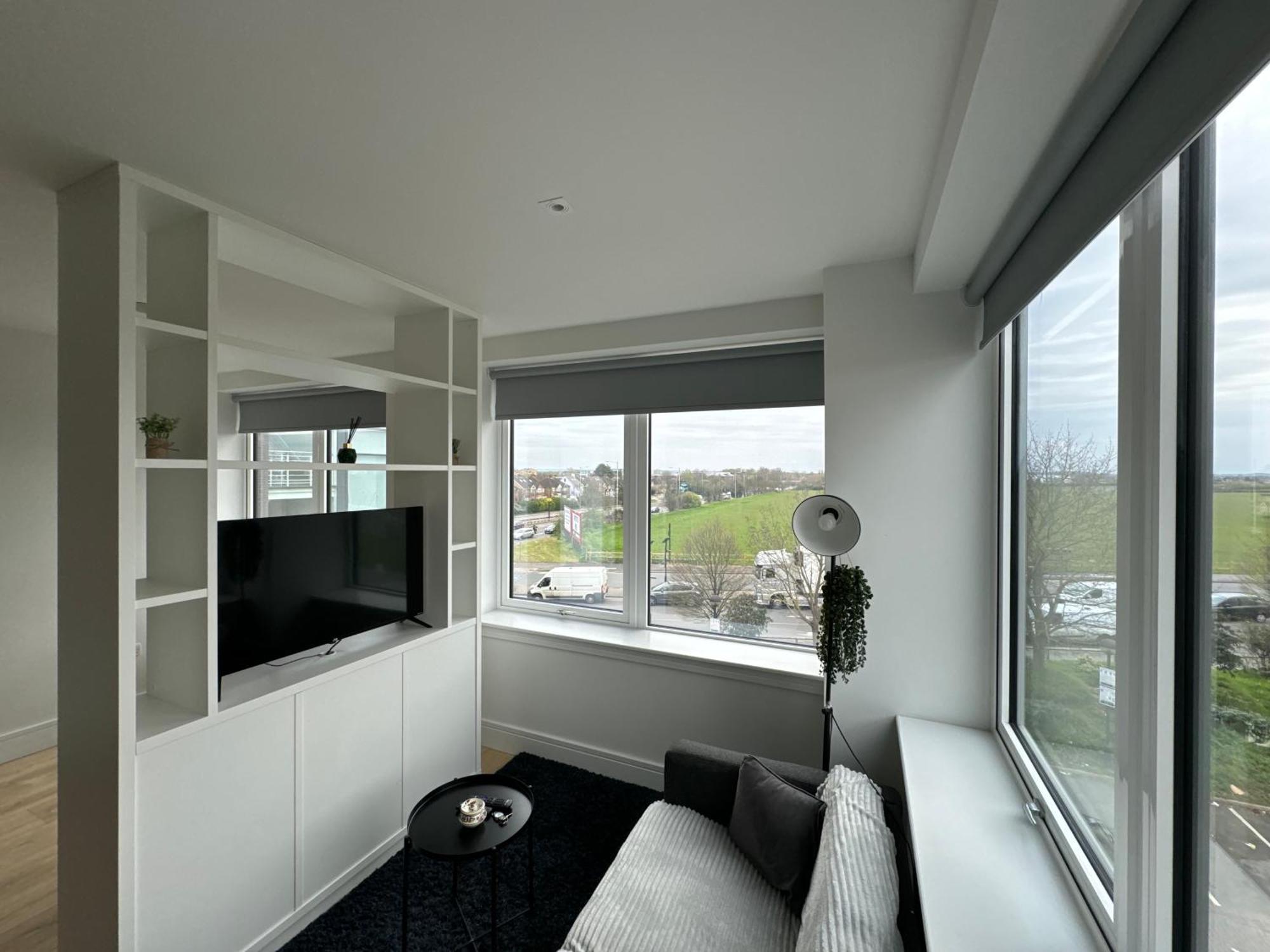 Luxx & Suites, London Heathrow Airport, Terminal 4, Piccadilly Underground Train Station Nearby! Apartment
