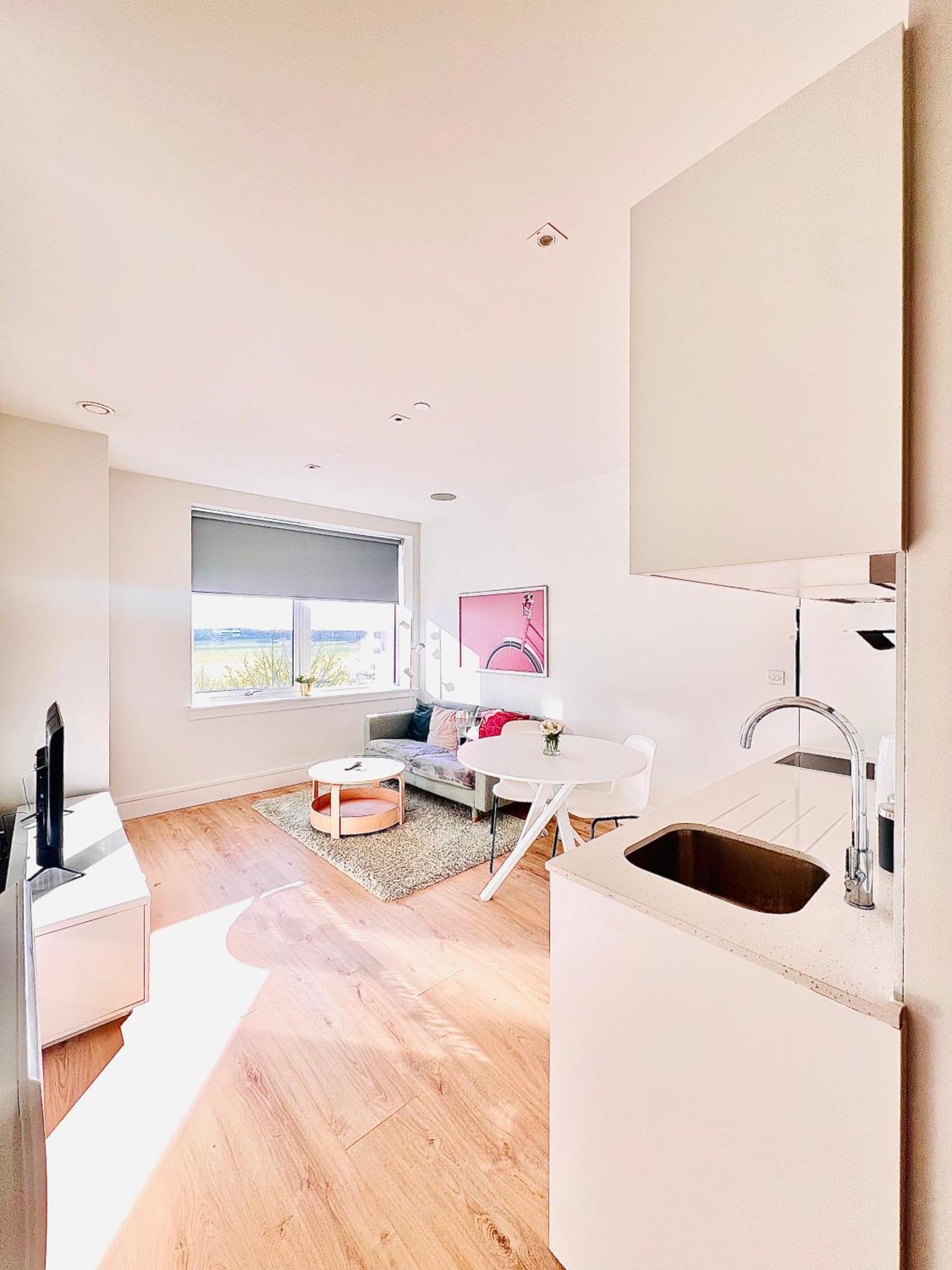 Apartment Luxx & Suites, London Heathrow Airport, Terminal 4, Piccadilly Underground Train Station Nearby! Hillingdon