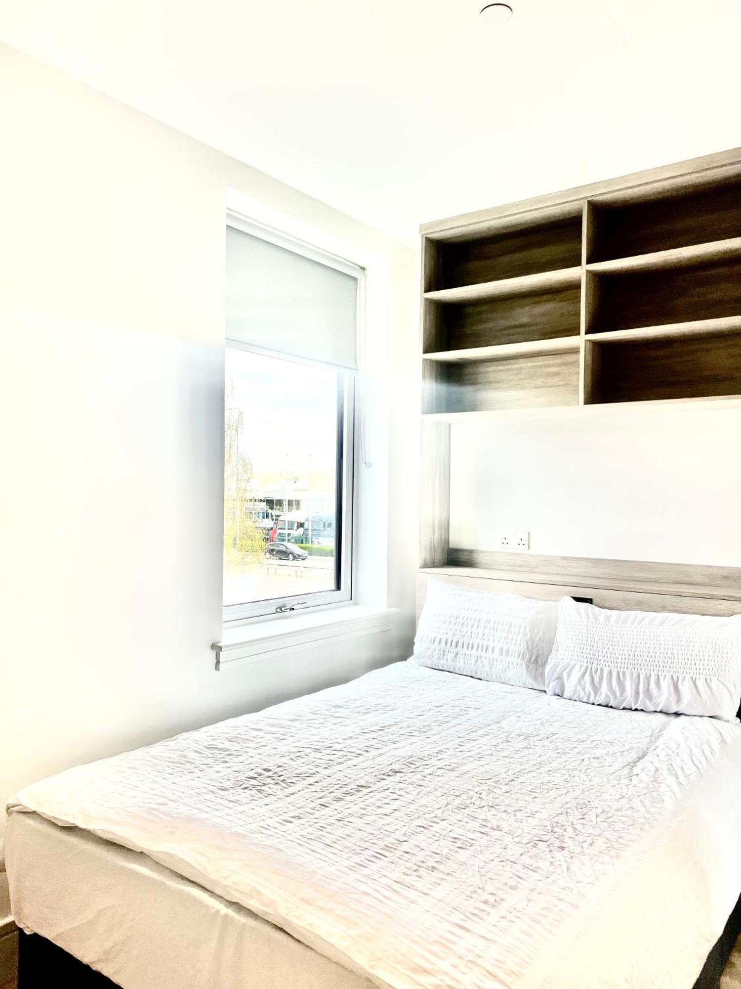 Luxx & Suites, London Heathrow Airport, Terminal 4, Piccadilly Underground Train Station Nearby! Apartment *