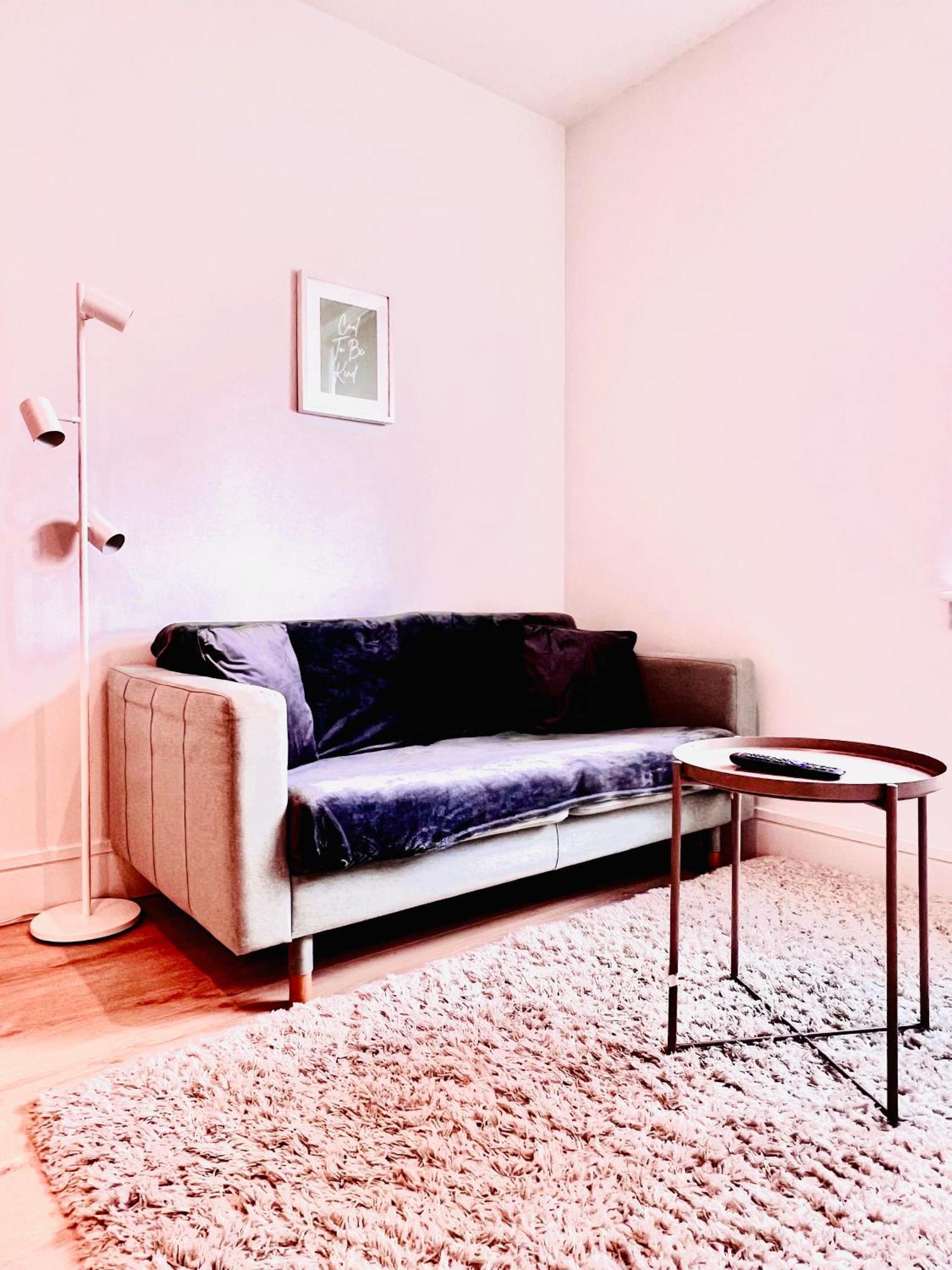 Luxx & Suites, London Heathrow Airport, Terminal 4, Piccadilly Underground Train Station Nearby! Hillingdon